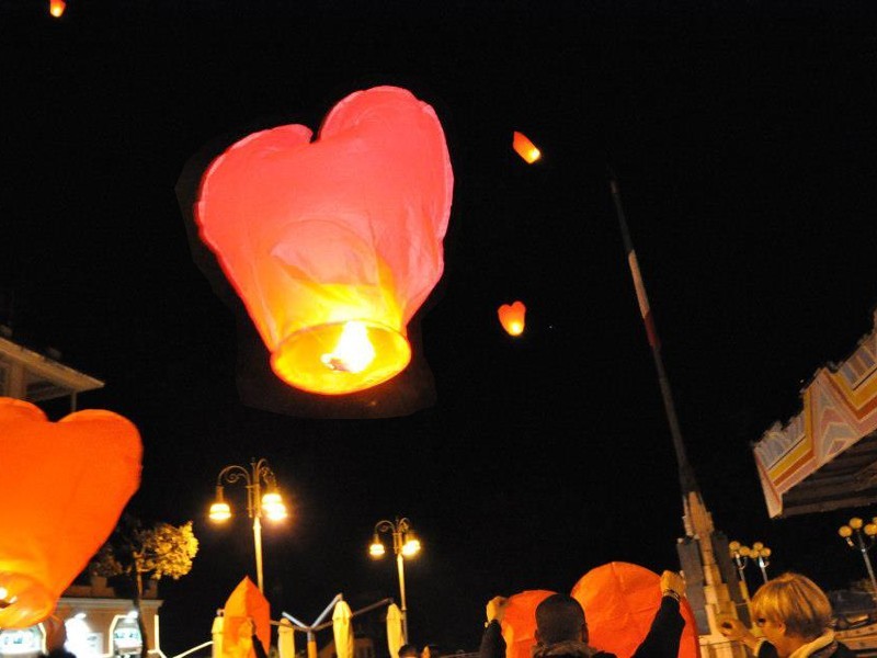 KKPLZZ Lanterne Volanti Matrimoni e Feste e Festival Lanterne Volanti a Forma di Cuore Rosso Lanterna di Carta Resistente al Fuoco Senza Fili biodegradabile al 100% da rilasciare in Cielo 