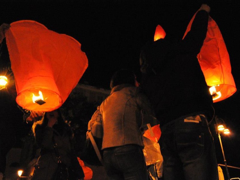 Lanterna Volante a forma di cuore rosso: Le nostre lanterne volanti pronto per l’uso, facile da usare, per un anniversario, un matrimonio, una laurea