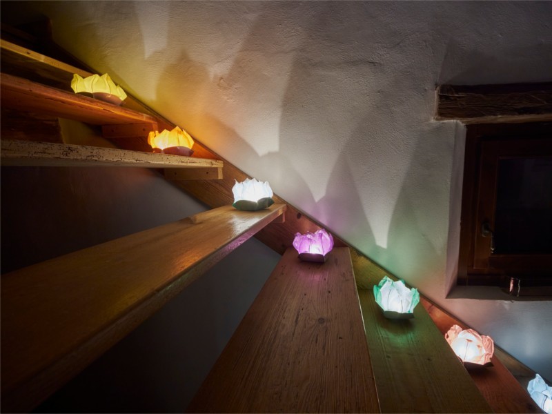 Le lanterne galleggianti luminosi di carta di riso per le scale per creare una atmosfera speciale
