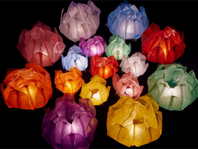 Le lanterne galleggianti luminosi di carta di riso in colori e misure diverse, grandi e piccoli