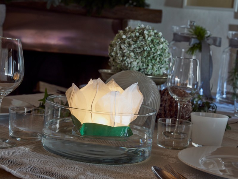 Le lanterne galleggianti luminosi di carta di riso in tavola per una cena speciale