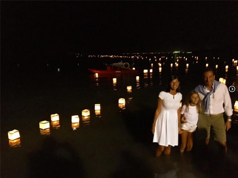Le lanterne galleggianti luminosi di carta di riso in colori e misure diverse nel mare