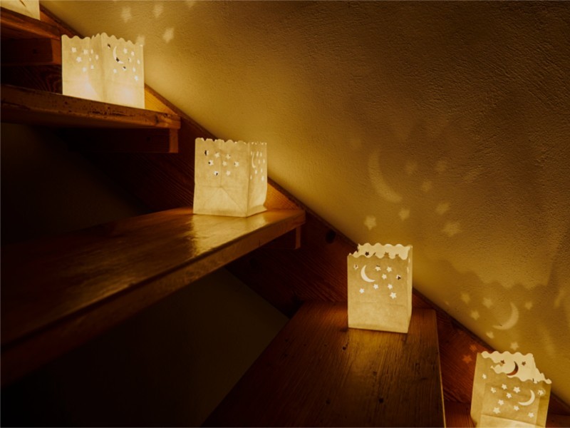 Sacchetti luminosi di carta messe per le scale