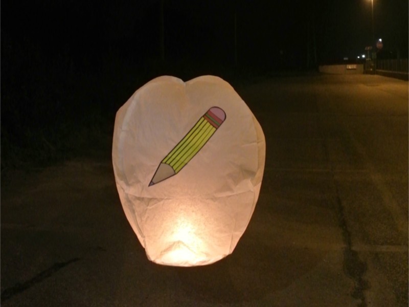 la lanterna volante personalizzata per la solidarietà: "Je suis Charly"