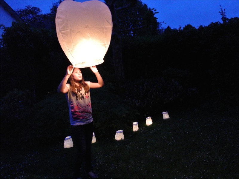Sacchetti luminosi di carta per una serata in giardino con amici e le lanterne volanti