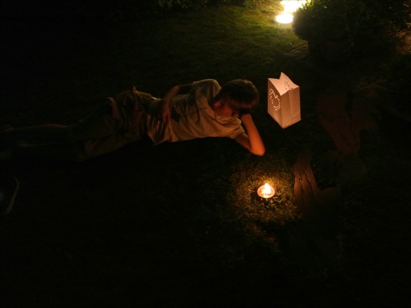 Sacchetti luminosi di carta per una serata in giardino con amici