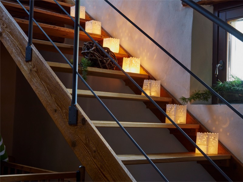 Sacchetti portacandele luminosi di carta messe per le scale