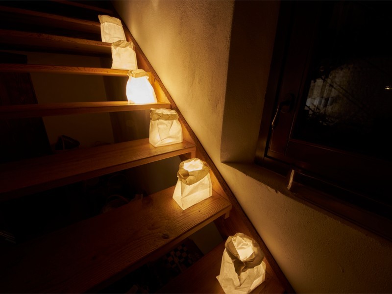 Sacchetti luminosi di carta messe per le scale