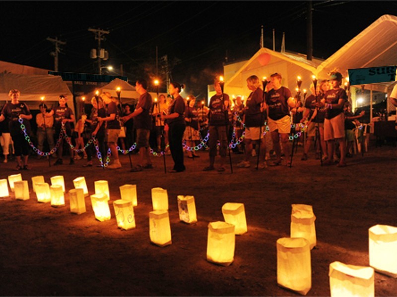 Sacchetto luminoso di carta ignifuga con candela al interno messo per le strade per una festa del comune