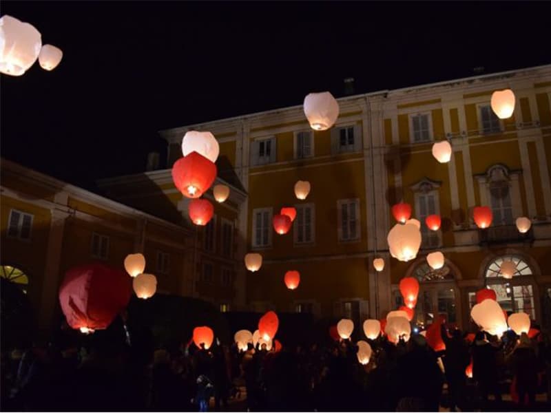 If you need a different color lantern for the couple that gets married, ask under the comments when ordering and we will change the red sky lantern for a blu, yellow, purple, blu, orange, green, pink or white flying balloon