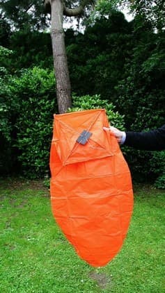 Het volstaat de oranje wens ballon uit te verpakking te halen en open te vouwen, steek de brander aan en wacht ongeveer 90 seconde totdat de lantaarn vanzelf zal opstijgen