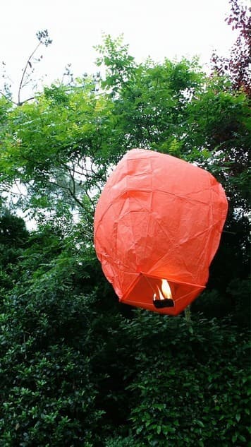 doordat deze rode wens ballon kleiner is dan de standaard lantaarns is het nog eenvoudig om deze te laten vliegen