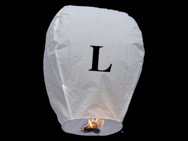witte wens ballon vliegende lantaarn klaar voor gebruik, gemaakt met brandwerend en biologisch afbreekbaar papier, sterke brander, het volstaat de lantaarn te openen, de brander aan te steken en hij vliegt vanzelf, schrijf je wens in de lucht met deze vliegende lantaarn met letter L