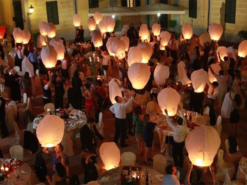How many sky lanterns do I need for my wedding? Our experience is that for every 2 people you need 1 lantern, don't consider children in the count. In that way everybody will be involved!