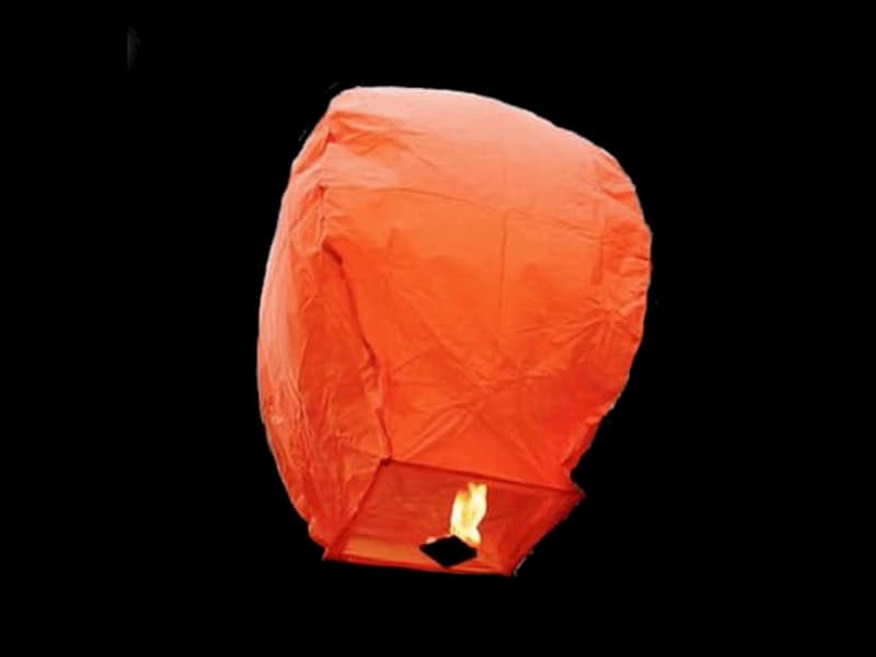 La lanterna volante mini  di colore arancione molto facile da usare, carta resistente e combustibile già montato e forte, vola in attimo, certificata, ignifuga e biodegradabile