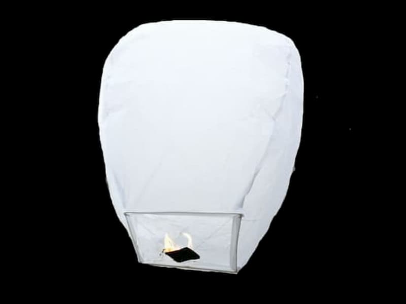 La lanterna volante mini  di colore bianca molto facile da usare, carta resistente e combustibile già montato e forte, vola in attimo, certificata, ignifuga e biodegradabile