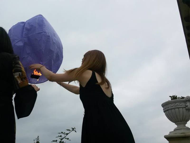 Lanterna Volante viola a forma di cuore: Le nostre lanterne volanti pronte per l’uso, facile da usare, per un anniversario, un matrimonio, una laurea o qualsiasi altra festa, certificata, ignifuga e biodegradabile