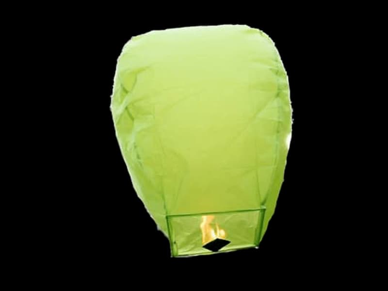 La lanterna volante mini  di colore verde molto facile da usare, carta resistente e combustibile già montato e forte, vola in attimo, certificata, ignifuga e biodegradabile