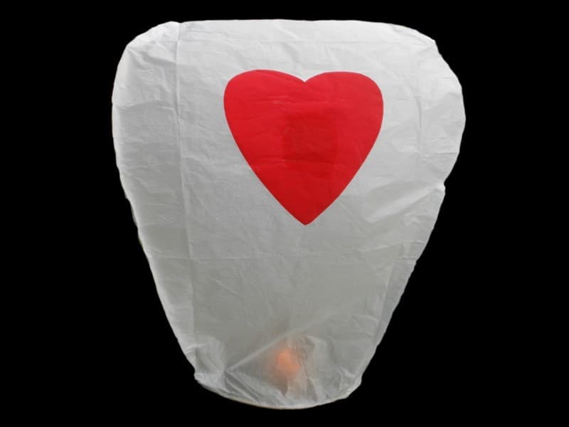 witte wensballonnen met een rood hart in de vorm van een hete luchtballon,  klassiek model, perfect voor een bruiloft of willekeurig ander feest, klaar voor gebruik, brandwerend en biologisch afbreekbaar papier