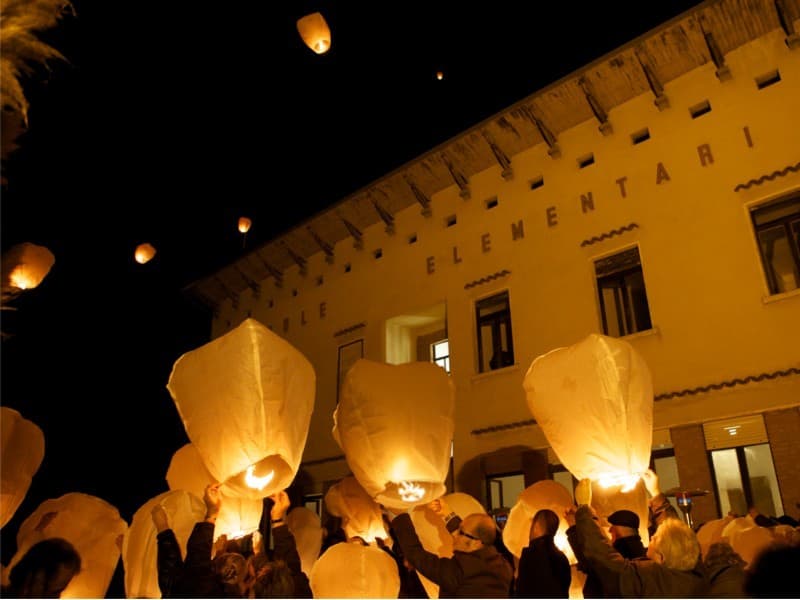 Lanterna Volante Bianca: Le nostre lanterne volanti pronto per l’uso, facile da usare, per un anniversario, un matrimonio, una laurea