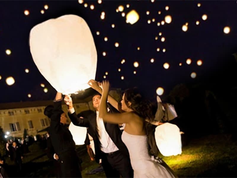 Zweef lantaarns doen het heel goed tijdens bruiloften, na of voor het toetje
