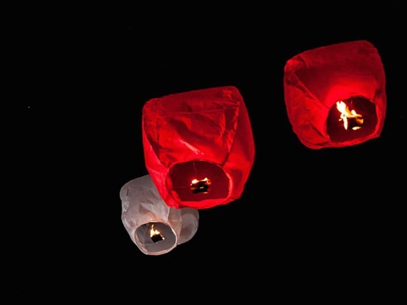 Lanterna Volante rossa a forma di mongolfiera: Le nostre lanterne volanti pronte per l’uso, facile da usare, per un anniversario, un matrimonio, una laurea o qualsiasi altra festa, certificata, ignifuga e biodegradabile