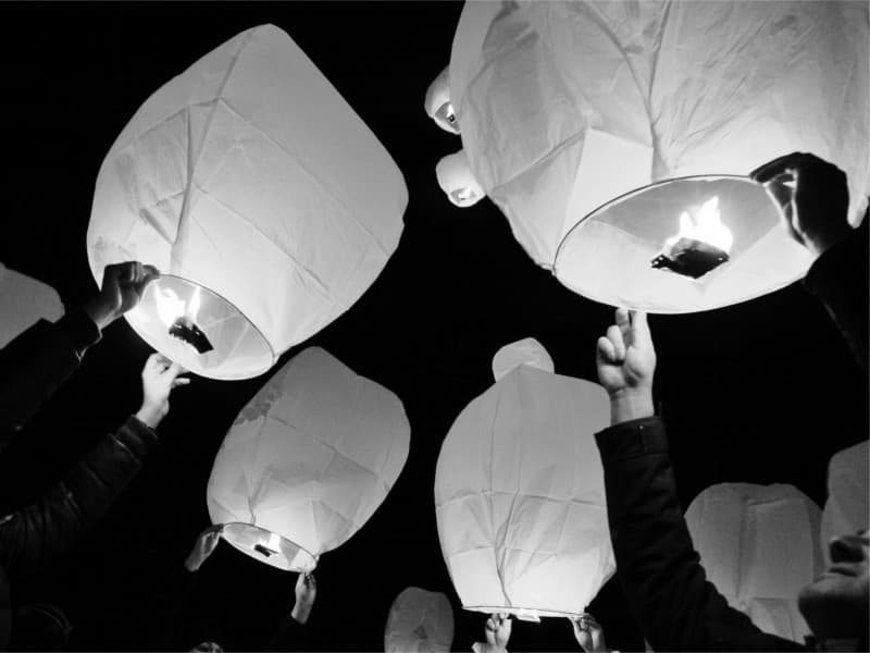 Il colore delle lanterne volanti per un matrimonio: consigliamo la lanterna volante bianca per gli ospiti e la lanterna rossa per gli sposi.