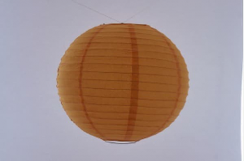 Japanse papieren ronde hanglantaarn, gemaakt van transparant rijstpapier, voorzien van een haakje om op te hangen, volstaat openmaken en ophangen, voor gebruik binnen of buiten met gloeilamp, LED, elektrisch of batterij, voor een feestje of als interieur,  kleur van deze hanglantaarn is oranje, diameter 40 cm.