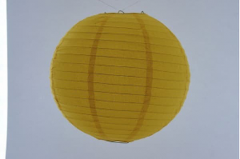 Japanse papieren ronde hanglantaarn, gemaakt van transparant rijstpapier, voorzien van een haakje om op te hangen, volstaat openmaken en ophangen, voor gebruik binnen of buiten met gloeilamp, LED, elektrisch of batterij, voor een feestje of als interieur,  kleur van deze hanglantaarn is geel, diameter 40 cm.