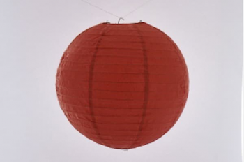 Japanse papieren ronde  hanglantaarn, gemaakt van transparant rijstpapier, voorzien van een haakje om op te hangen, volstaat openmaken en ophangen, voor gebruik binnen of buiten met gloeilamp, LED, elektrisch of batterij, voor een feestje of als interieur,  kleur van deze hanglantaarn is rood, doorsnede 20 cm.