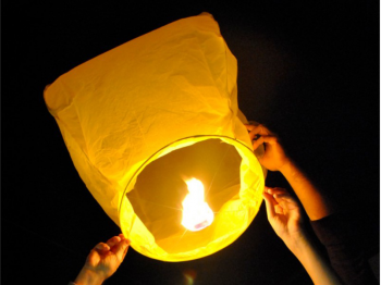 Lanterne Volanti Gialle: Le nostre lanterne volanti pronto per l’uso, facile da usare, per un anniversario, un matrimonio, una laurea