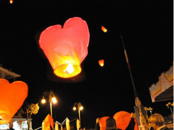 Lanterna Volante a forma di cuore rosso