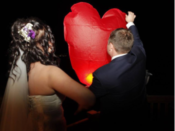 Lanterna Volante a forma di cuore rosso: Wedding planner, agenzie, ville, castelli, catering, comune, aziende, privati e anche i pompieri scelgono le nostre lanterne volanti sicure, certificate, ignifughe e biodegradabili