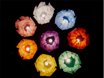 Le lanterne galleggianti luminosi di carta di riso in colori e misure diverse, grandi e piccoli a forma di fiore di loto