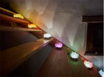 Le lanterne galleggianti luminosi di carta di riso per le scale per creare una atmosfera speciale