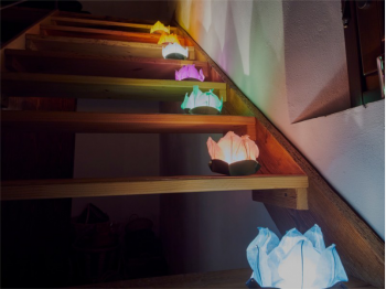 Le lanterne galleggianti luminosi di carta di riso per le scale per creare una atmosfera speciale