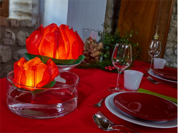 Le lanterne galleggianti luminosi di carta di riso in tavola per una cena speciale