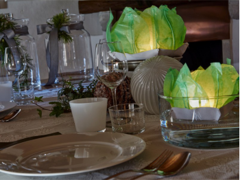 Le lanterne galleggianti luminosi di carta di riso in tavola per una cena speciale