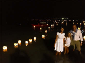 Le lanterne galleggianti luminosi di carta di riso in colori e misure diverse nel mare