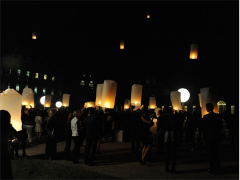 Una serata con le lanterne volanti, in villa, in giardino, in spiaggia, in montagna, sul campo del calcio, a scuola o in piazza sarà una serata indimenticabile