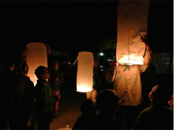 Per evitare rischi, conviene acquistarle da professionisti specializzati come noi, certificate, ignifughe, pronte per l’uso e biodegradabili e facili da usare: apri, accendi e volano.