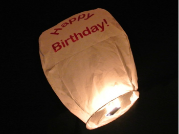 Le lanterne volanti sono come piccole mongolfiere, scrivi il tuo desiderio sulla lanterna volante e falla volare!
