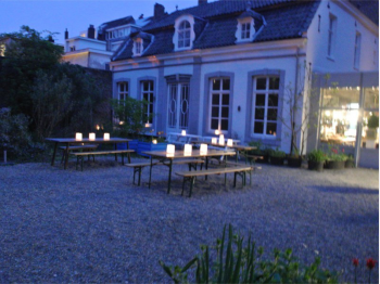 Sacchetti luminosi porta candele per illuminare il giardino