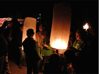 Le lanterne volanti sono anche belle per la festa del papa o la festa della mamma, una cresima o un battesimo. Questi sono i scout con le lanterne volanti Thai