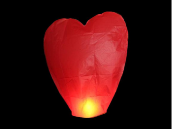 Per evitare rischi, conviene acquistarle da professionisti specializzati come noi, certificate, ignifughe, pronte per l’uso e biodegradabili e facili da usare: apri, accendi e volano.