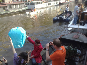 Foto scatto ad Amsterdam durante le festa del Re,  La festa del comune, la sagra, la festa aziendale, le nostre lanterne volanti fanno sempre bella figura. Professioniste scelgono le nostre lanterne volanti luminose, non è per caso che siamo da sempre in prima posizione sulle macchine di ricerca