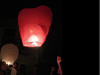 Una serata con le lanterne volanti, in villa, in giardino, in spiaggia, in montagna, sul campo del calcio, a scuola o in piazza sarà una serata indimenticabile