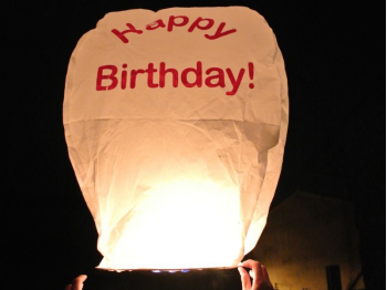 Il lancio delle lanterne volanti dopo cena sul prato della villa: indimenticabile. Lanterne Volanti luminosi, Sicure e facile, con manuale  e pronto per l'uso, certificate e biodegradabili