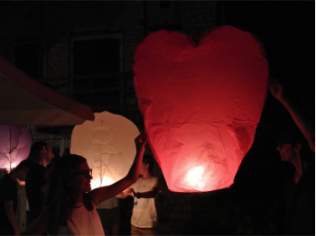 Il lancio delle lanterne volanti dopo cena sul prato della villa: indimenticabile. Lanterne Volanti luminosi, Sicure e facile, con manuale  e pronto per l'uso, certificate e biodegradabili