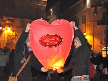 La lanterna volante personalizzata a forma di cuore con la vostra dedica. Stampa full color.